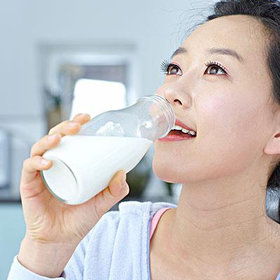 要在对的时间去喝牛奶
