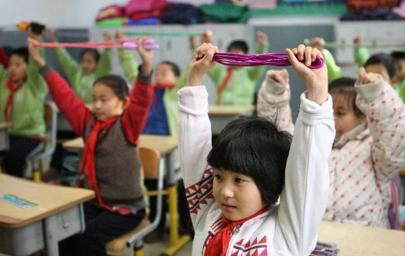雾霾苦了孩子 学生停户外活动幼儿聚医院