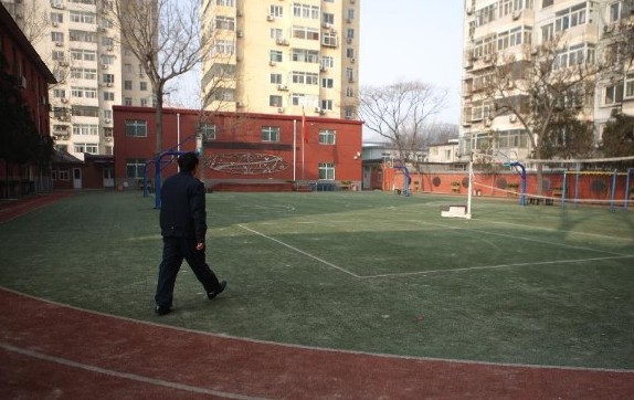 雾霾苦了孩子 学生停户外活动幼儿聚医院