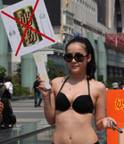 比基尼少女街头建议母乳喂养