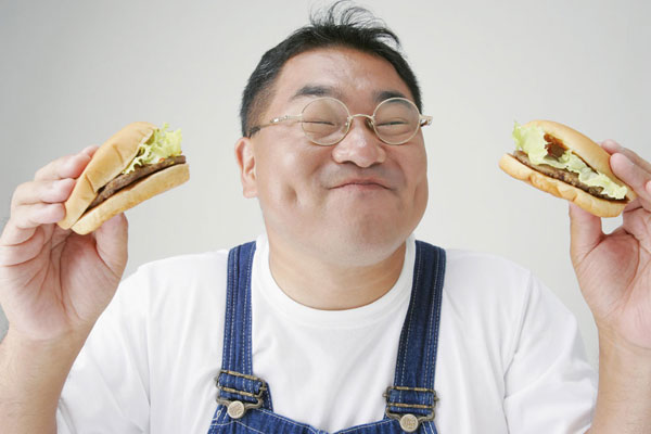儿童广告隐藏危险诱惑 大口吃汉堡误导健康饮食