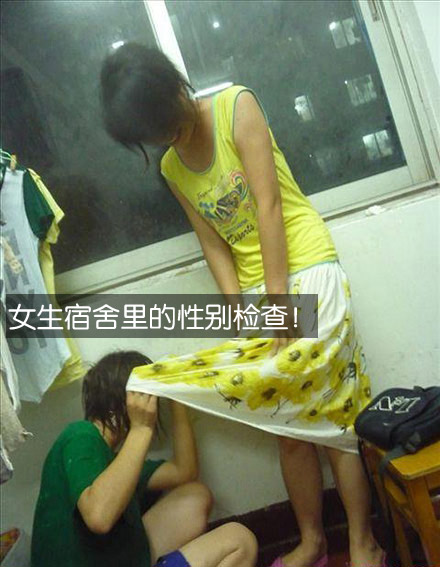 女大学生在宿舍恶搞镜头
