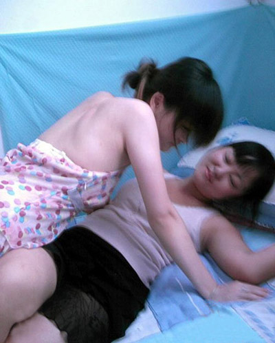 女大学生在宿舍恶搞镜头