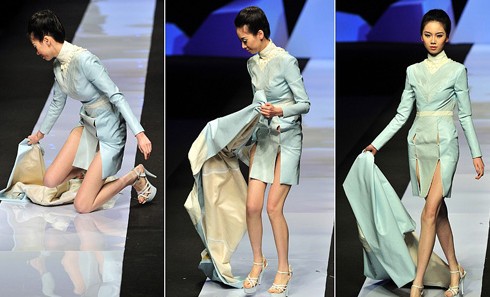 盘点T台上超模摔倒的囧像