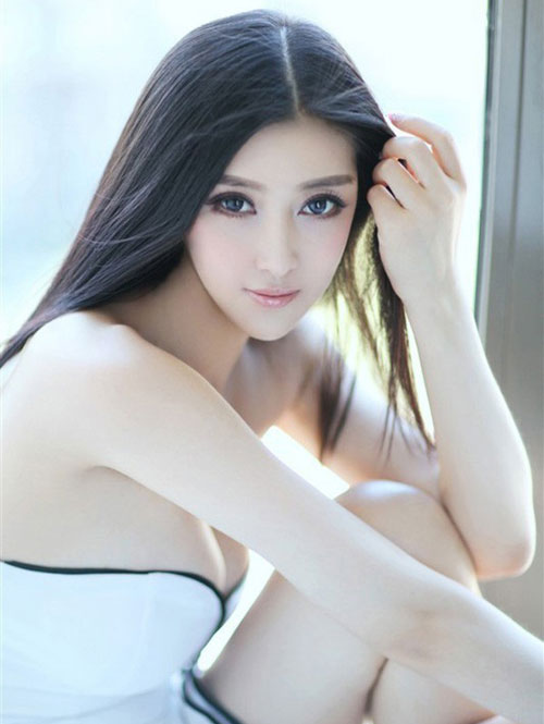 气质模特风韵迷人