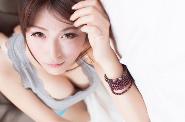 90后俏皮女生私密床照