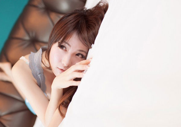 90后俏皮女生私密床照