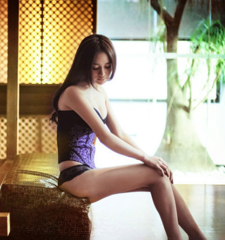 性感美女雪白酥胸粉嫩可人