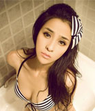 丰满美女性感写真秀俏丽美姿很惹火