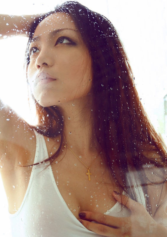 美女上演湿身诱惑