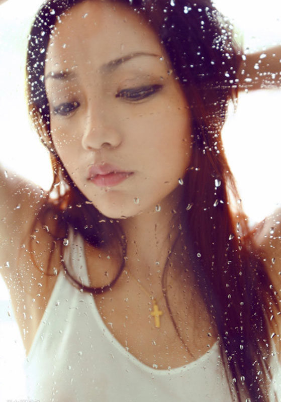 美女上演湿身诱惑