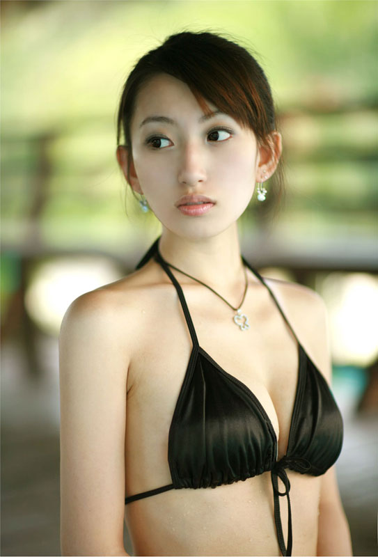 脸蛋非常有气质的比基尼美女