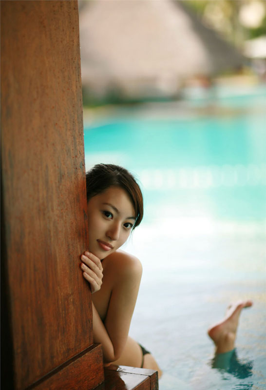 脸蛋非常有气质的比基尼美女