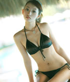 脸蛋非常有气质的比基尼美女