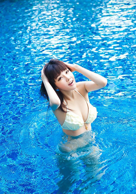 蔚蓝的泳池 清凉美女上阵
