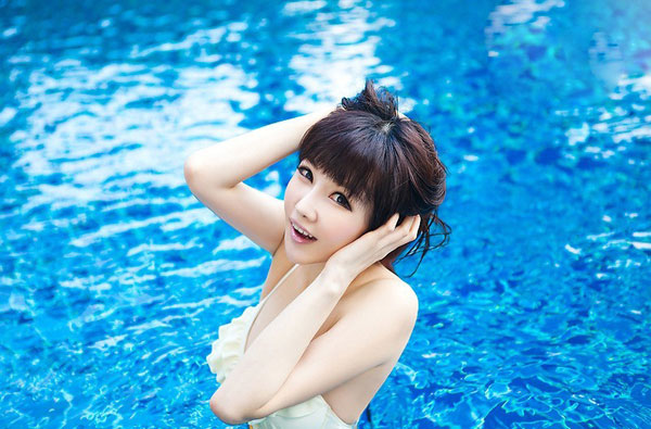 蔚蓝的泳池 清凉美女上阵