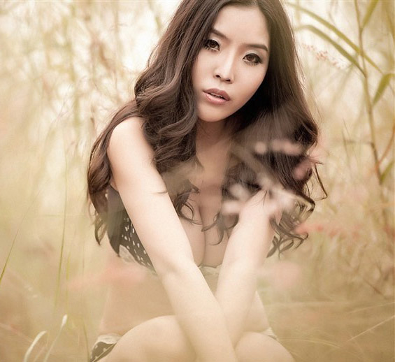 野性妩媚的翘臀的美空嫩模陈欣