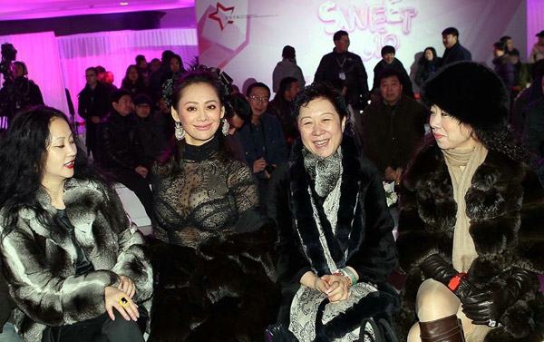 宁静蕾丝透视装秀性感 外套展傲人身材