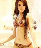 浴缸中的美女身姿尽显眼神魅惑