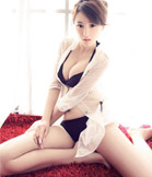 美女私家黑色文胸撩人姿势照
