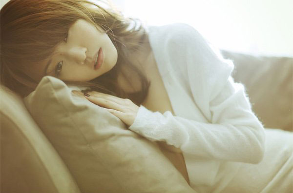 沉浸在自己世界里美艳动人的美女
