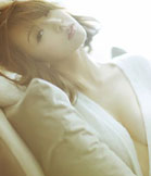 沉浸在自己世界里美艳动人的美女