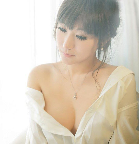 性感美女的绝色香肩